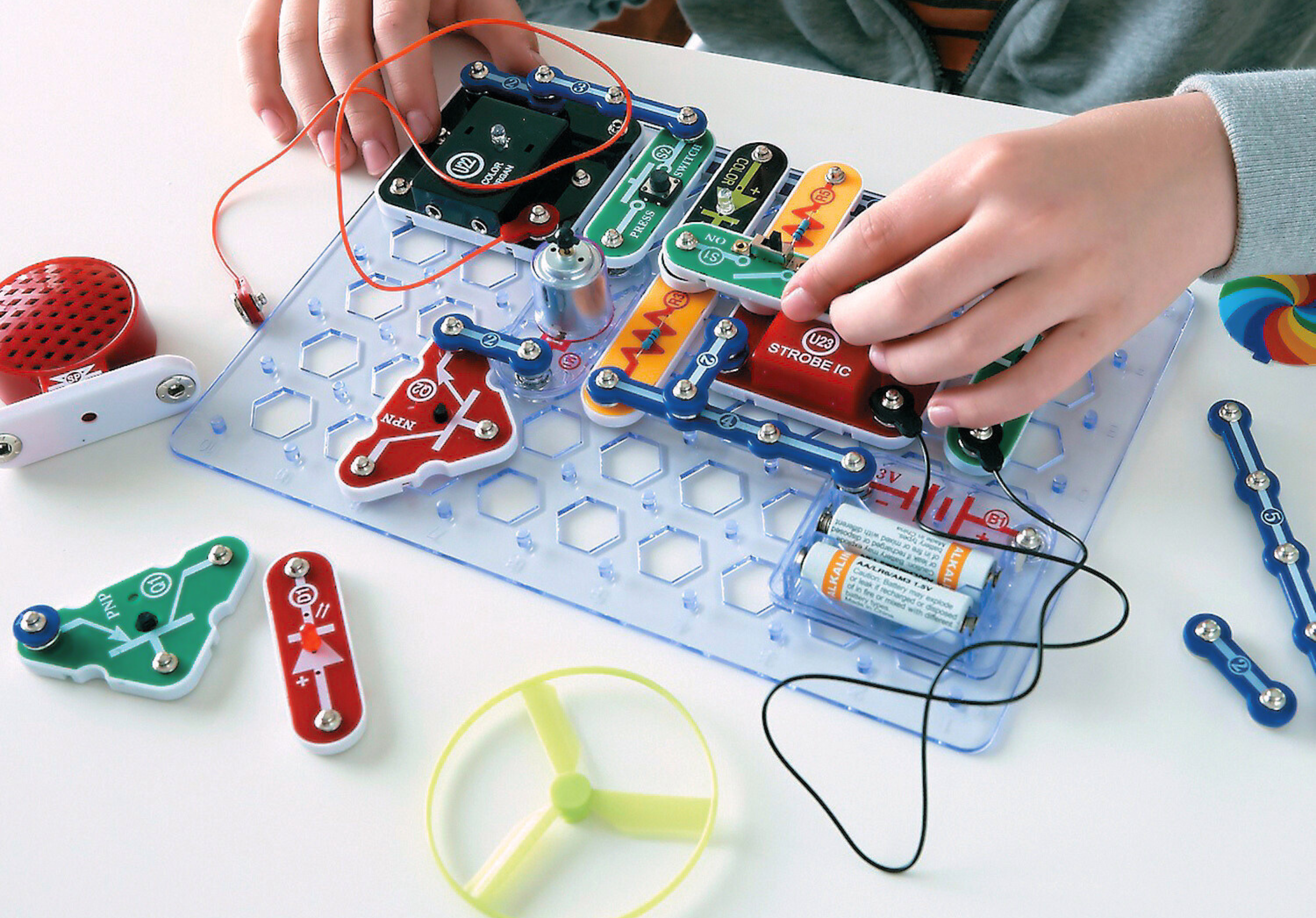 SNAP CIRCUITS
